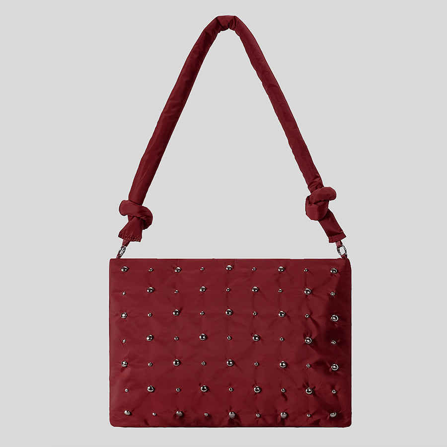 Dekorativer gesteppter Handtasche