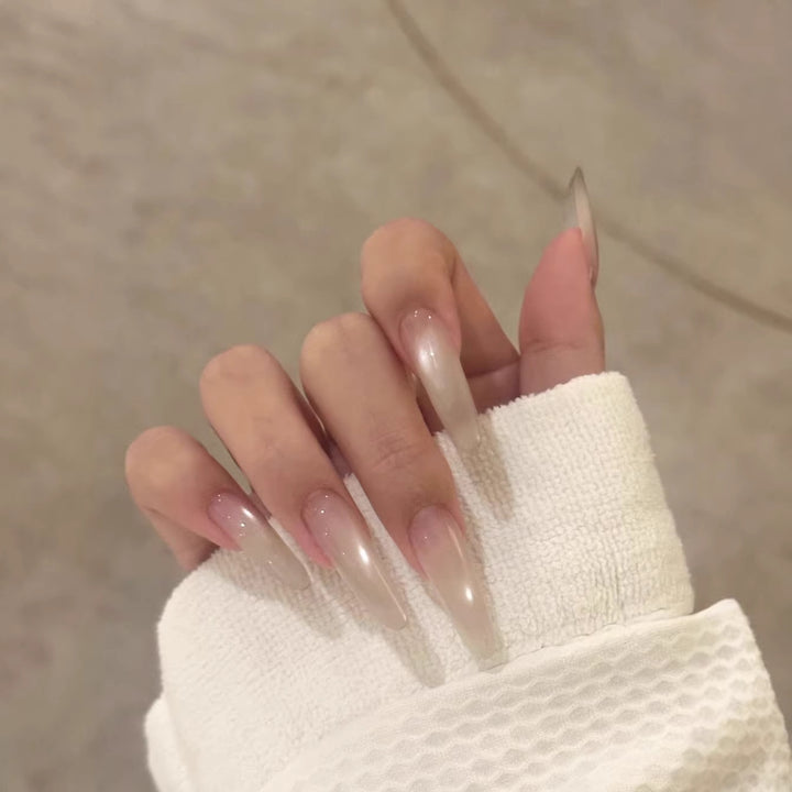Lange mandelförmige Nagelverlängerungen