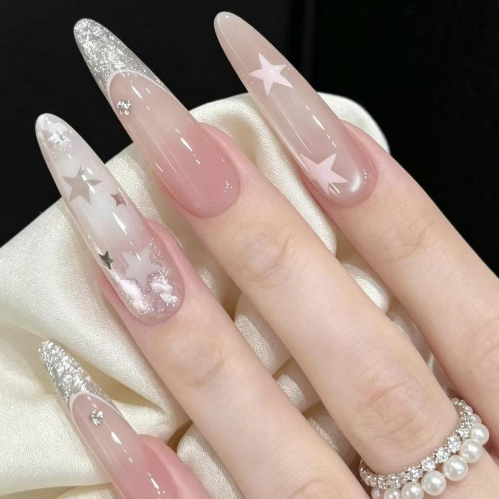 Stiletto-Nagelverlängerungen mit Glitzer und Sternakzenten