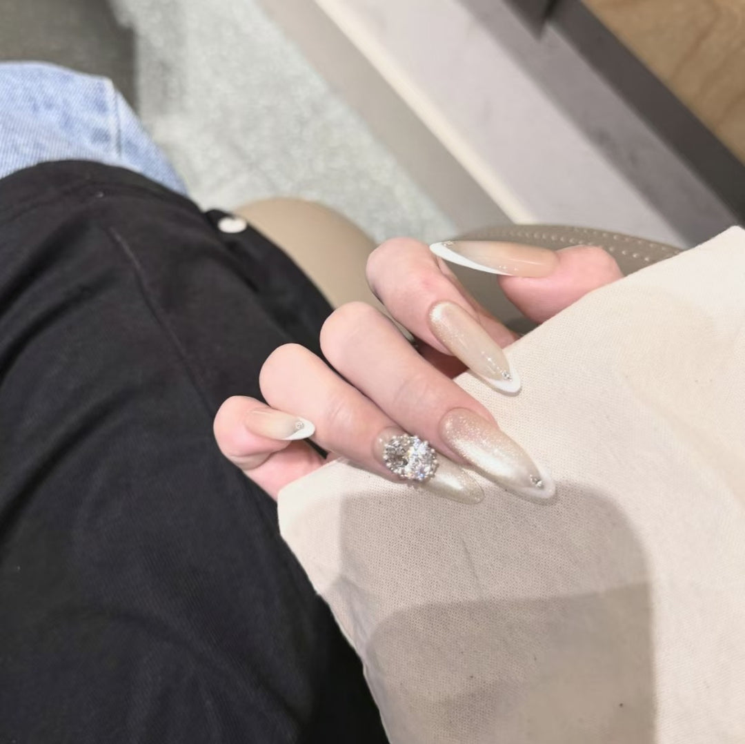 Elegante Stiletto-Nagelverlängerungen mit Strass-Akzenten