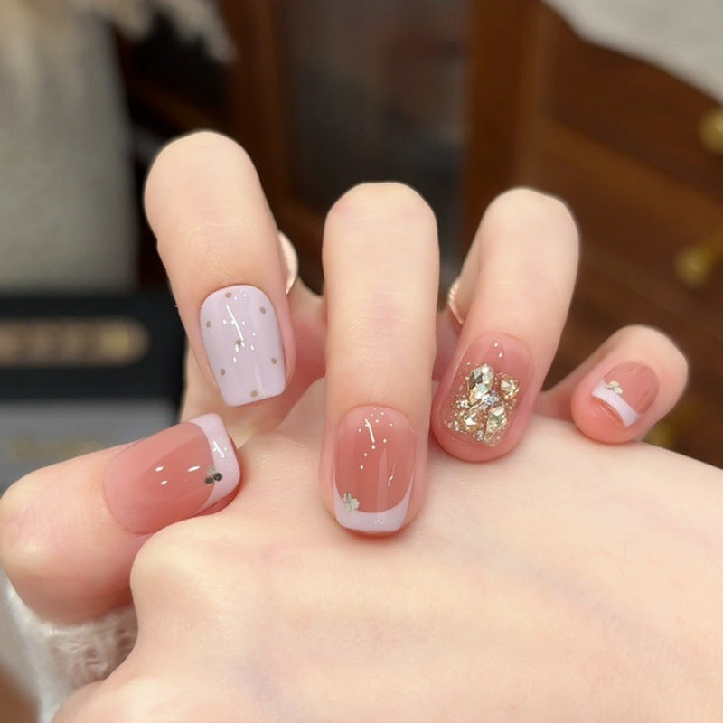 Premium Dekorative Press-On Nagelset mit Schmuckakzenten