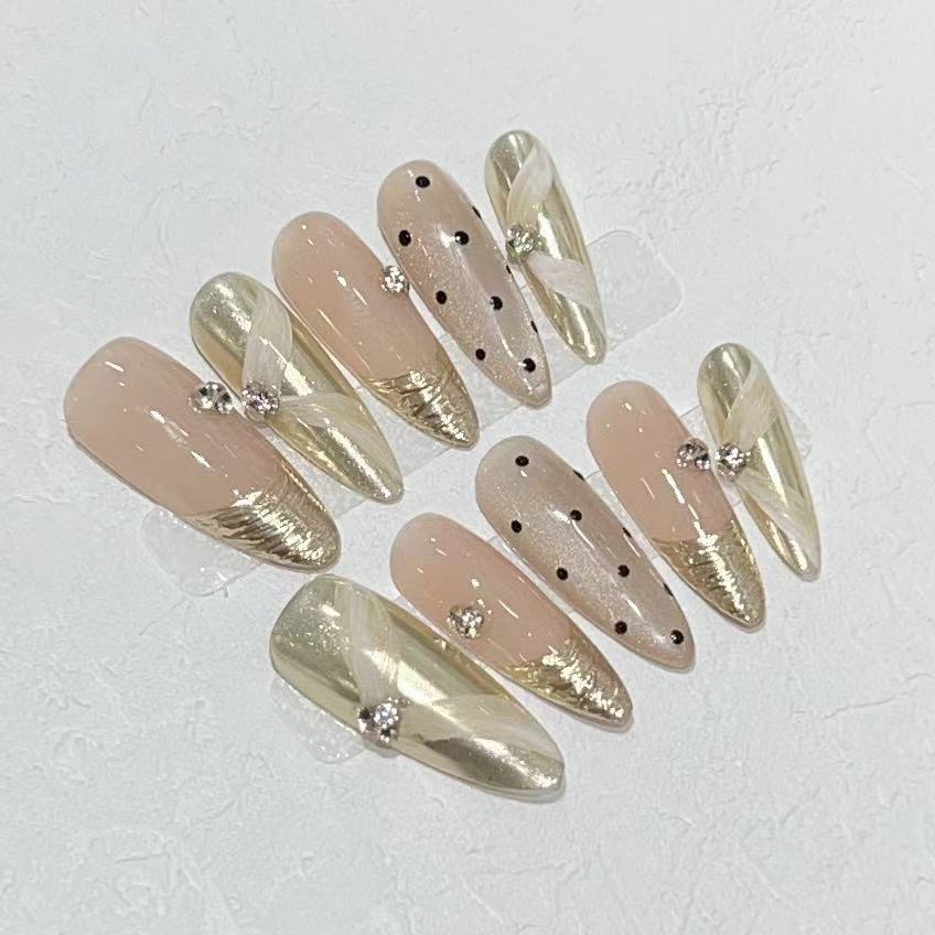 Luxuriöses Press-On Nagelkunst-Set mit eleganten metallischen Akzenten Karnz