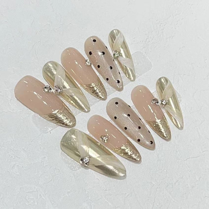 Luxuriöses Press-On Nagelkunst-Set mit eleganten metallischen Akzenten Karnz