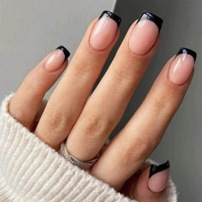 Kunstnagelset mit eleganten französischen Spitzen und mattem Finish Karnz