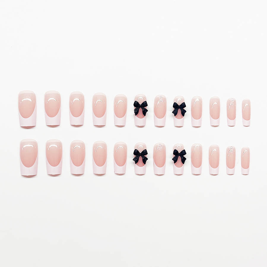 Kunstnagelset mit stilvollen Schwarz- und Perl-Details Karnz