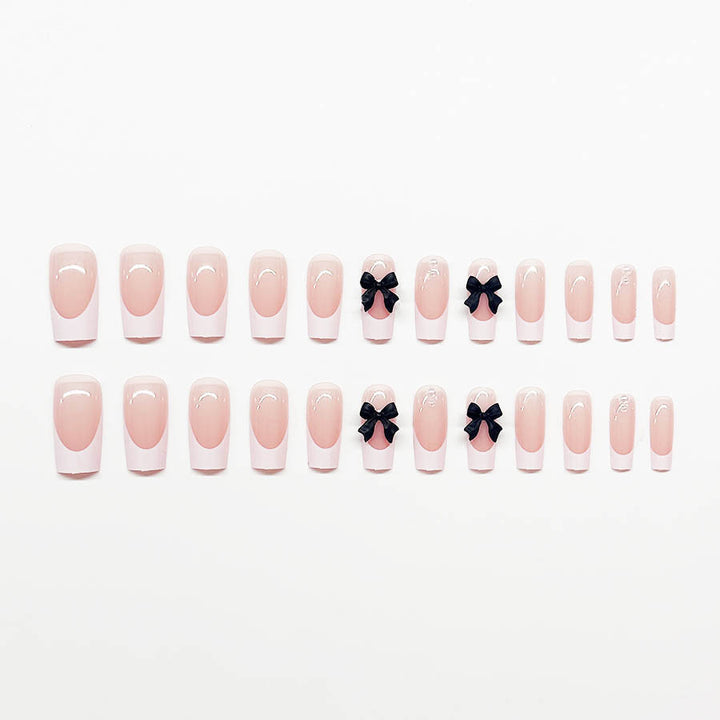 Kunstnagelset mit stilvollen Schwarz- und Perl-Details Karnz
