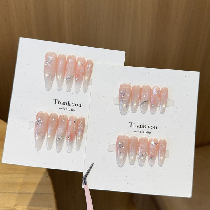 Kunstnägel mit Filigranem Design und Glitzerakzenten Karnz