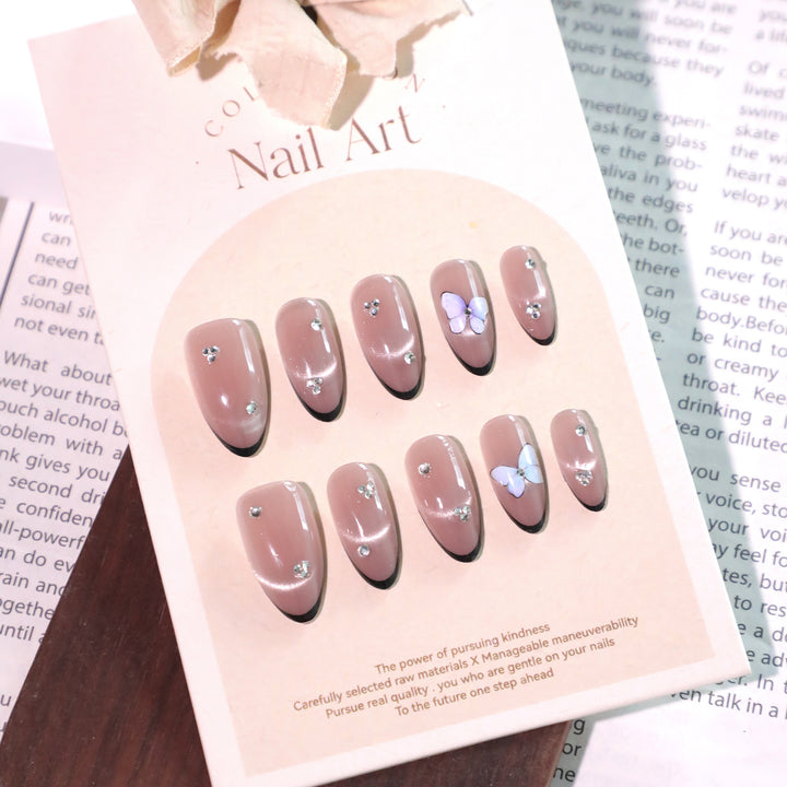 Künstliche Nailart mit Perlen- und Blumenverzierungen Karnz