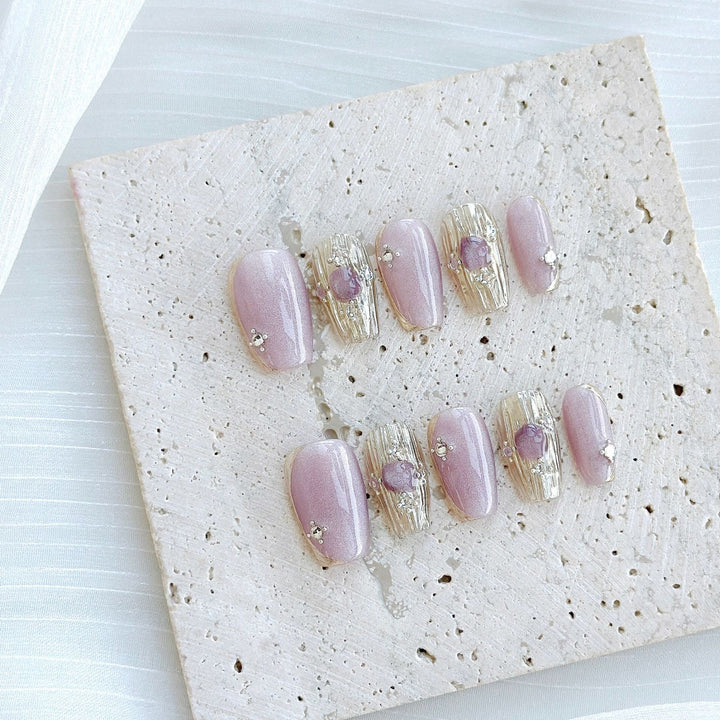 Elegantes Druck-Nagel-Set mit dekorativen Perlenakzenten