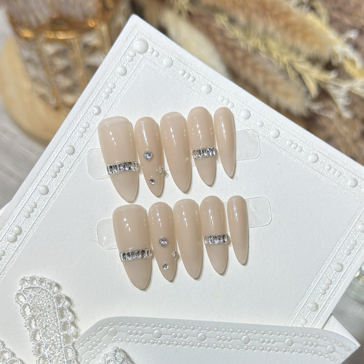 Elegantes Stiletto Press-On Nagelset mit Diamantakzenten Karnz
