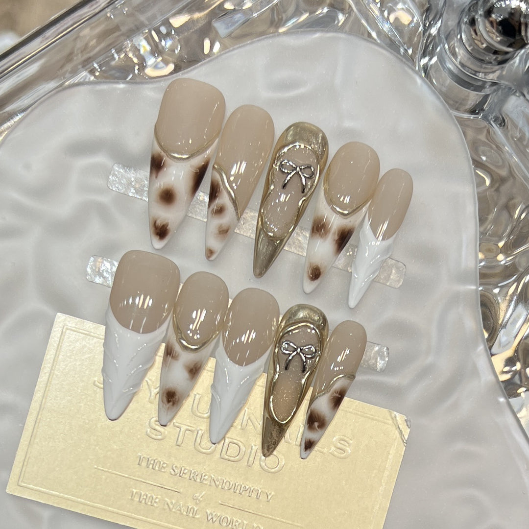 Dekoratives Stiletto Press-On Nagelkunst-Set mit einzigartigen Designelementen Karnz