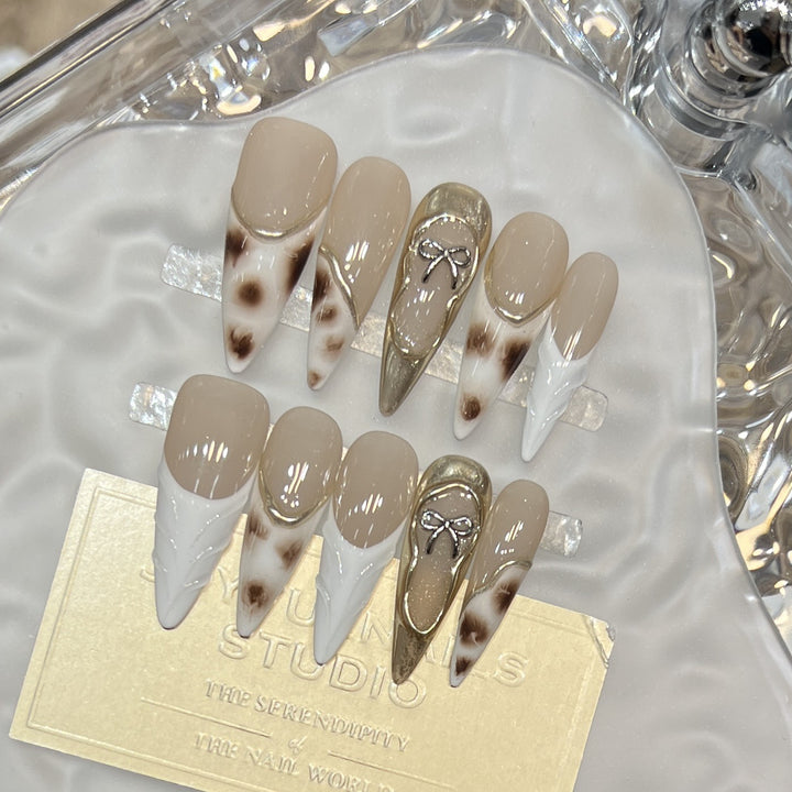 Dekoratives Stiletto Press-On Nagelkunst-Set mit einzigartigen Designelementen Karnz
