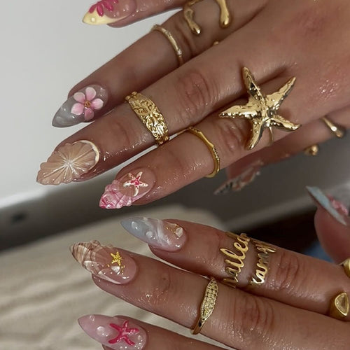Kunstnagelset mit floralen Designs und eleganten Akzenten Karnz
