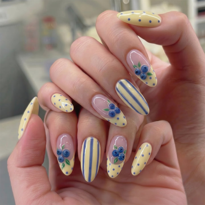 Kunstvolle Stiletto-Nägel mit floralen Akzenten und bunten Mustern Karnz