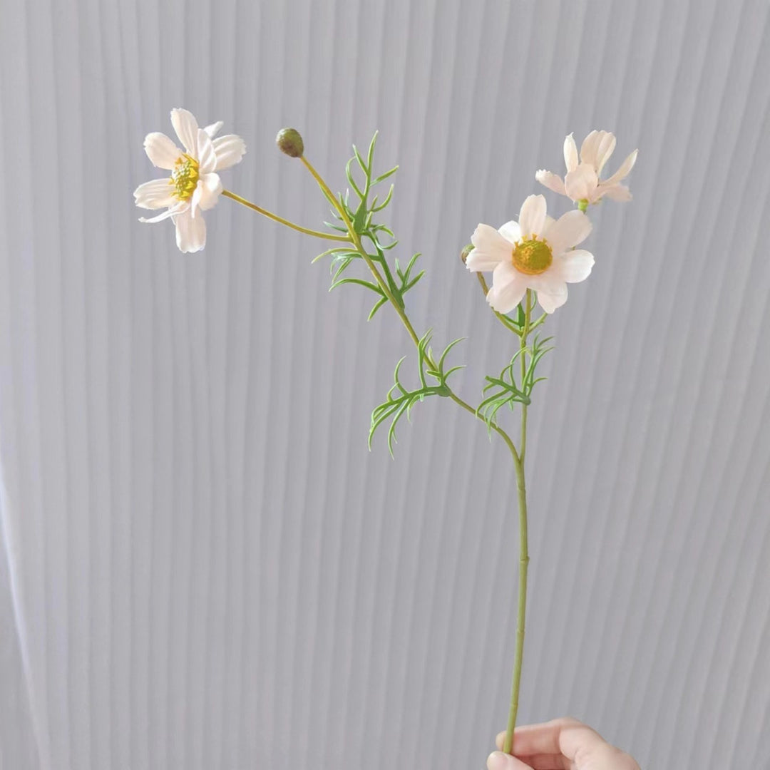 Realistische Blumenstielanordnung