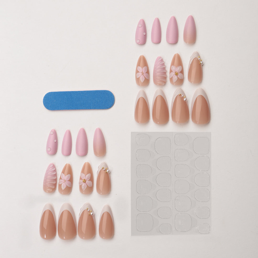 Kreatives Kunstnagelset mit floralem und schimmerndem Design Karnz