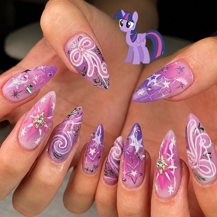 Künstlerisches Press-On-Nagelset mit Sternen und verspielten Mustern Karnz