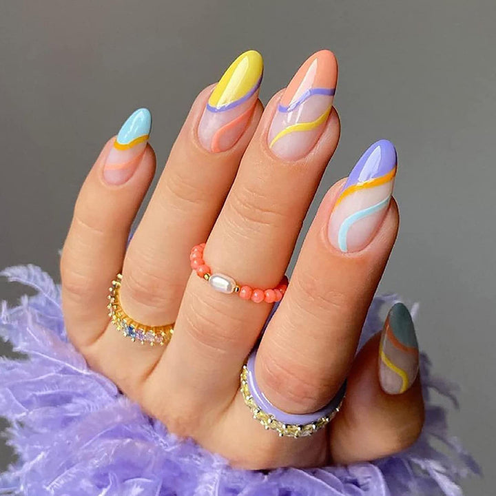 Künstliche Nagelverlängerungen mit stylischem Farbverlauf und modernen Designs Karnz