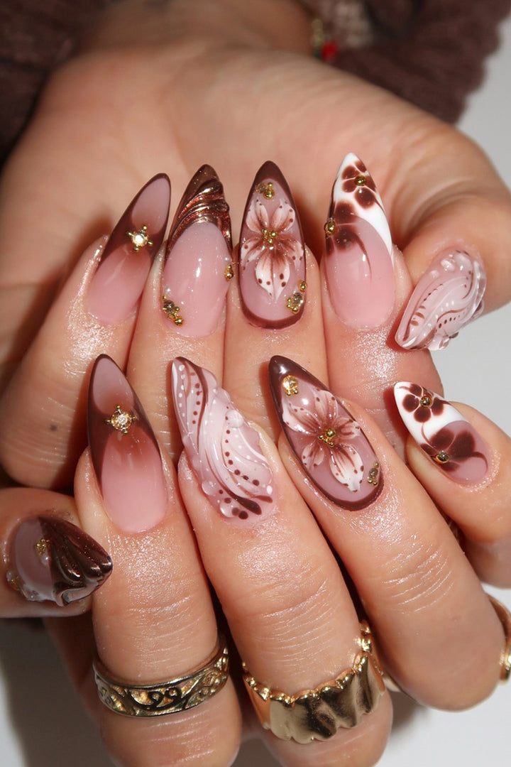 Künstlerisches Press-On Nail Art Set mit floralen und Edelsteinakzenten Karnz