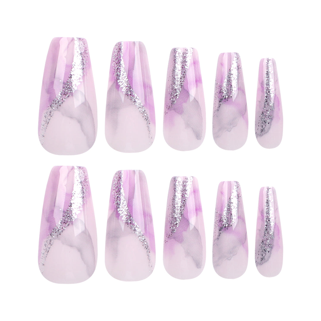 Kunstvolle Nailart mit Glitzerdetails Karnz