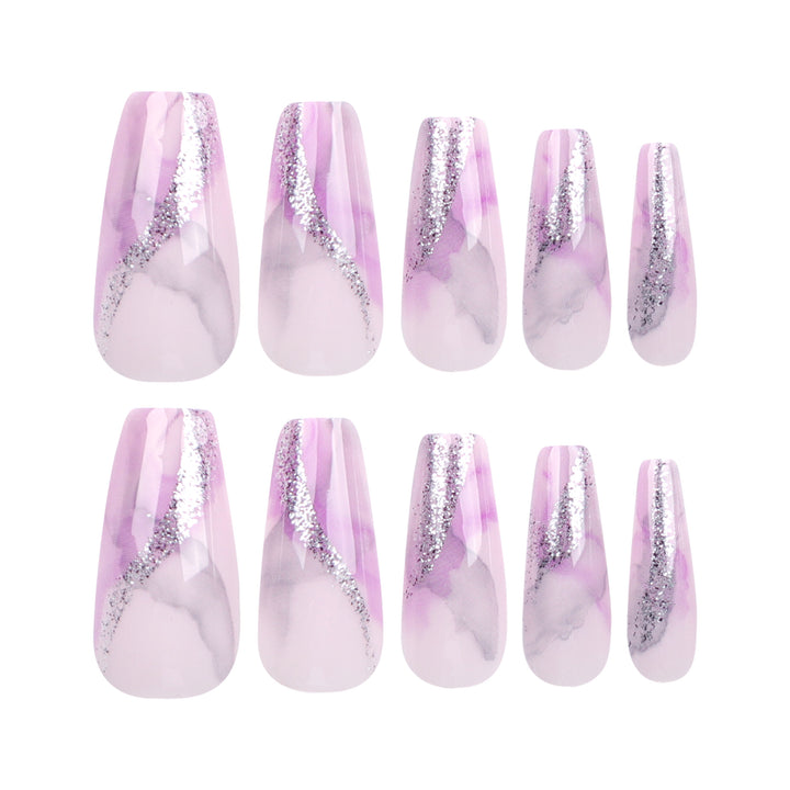Kunstvolle Nailart mit Glitzerdetails Karnz