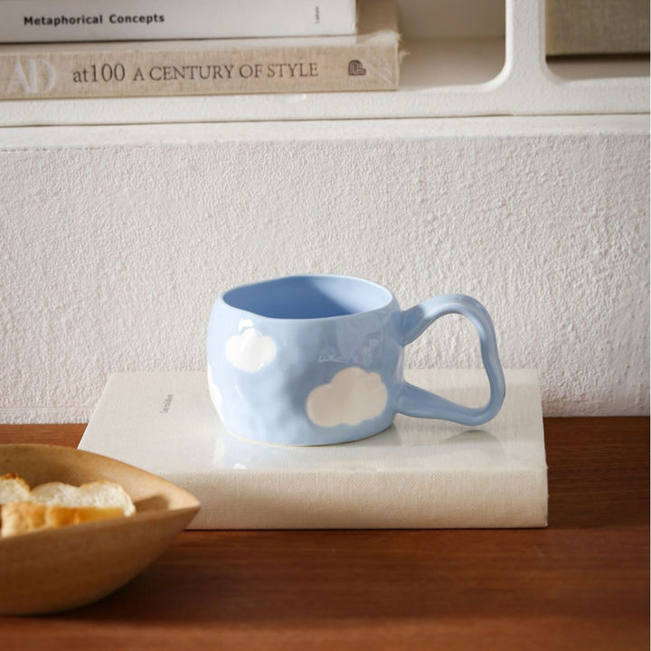Keramikbecher mit handbemalten Streifen- und Blumen-Design
