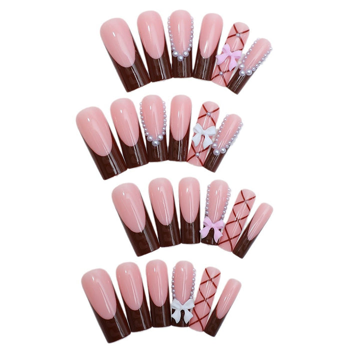 Kreatives Kunstnagelset mit stilvollen Schleifen- und Glitzerakzenten Karnz