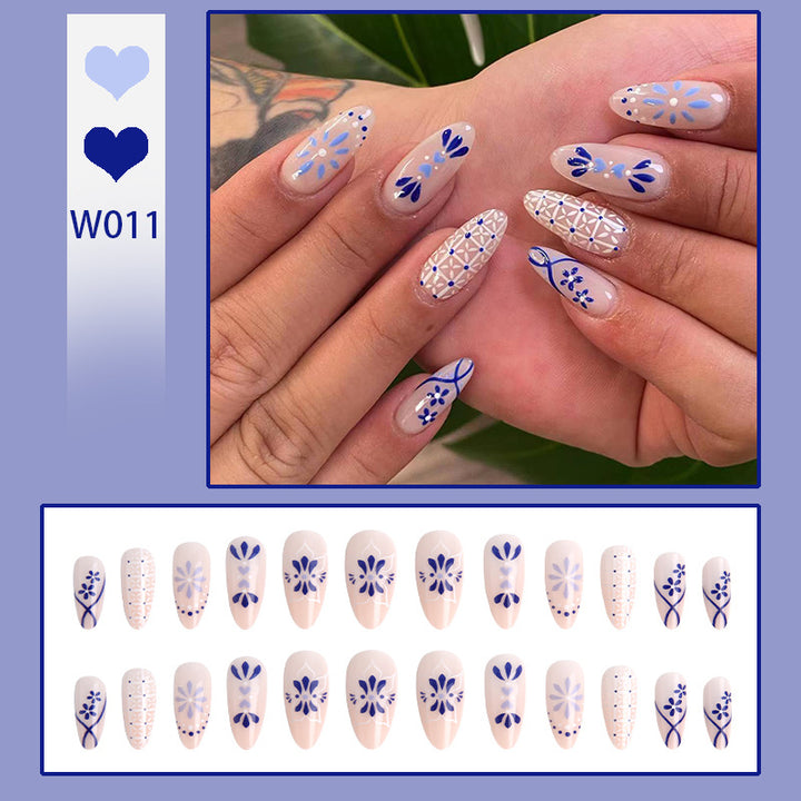 Kunstvolle Nagelspitzen mit Blumenmotiv Karnz