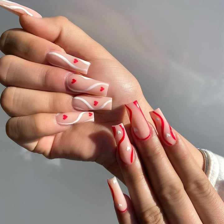 Künstliche Nailart mit Herzen Karnz
