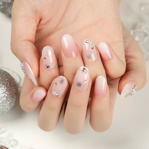 Künstlerische Gel-Nägel mit Elegantem Design und Strassverzierungen Karnz