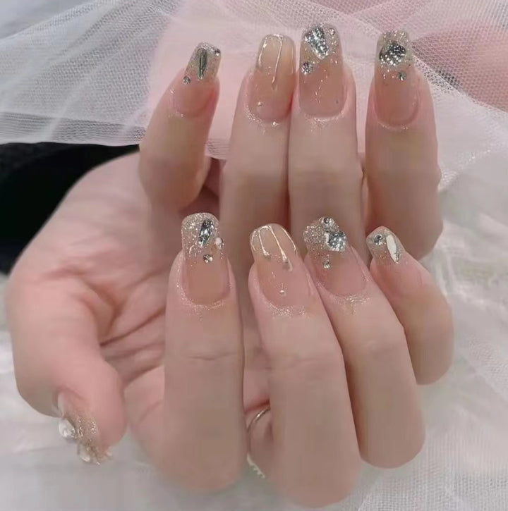 Dekorative Strass-Nagelkunst