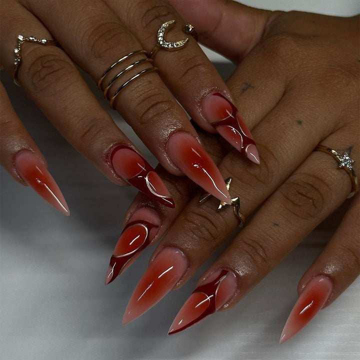 Kunstvolle und elegante Stiletto-Nägel Karnz