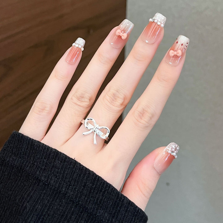 Elegantly gestaltetes, mit Kristallen verziertes Press-On Nail Set Karnz