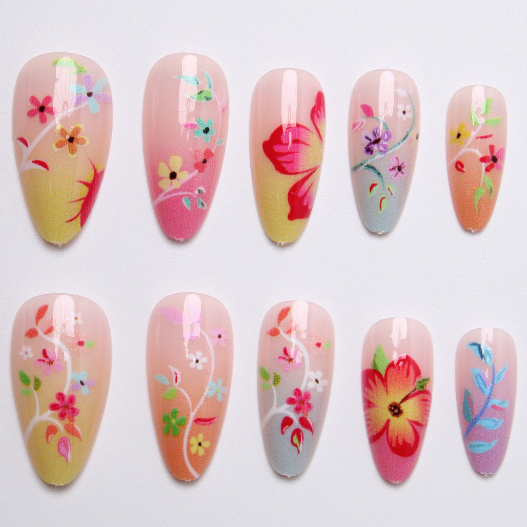 Kunstvolle Nagelspitzen mit floralen Designs Karnz