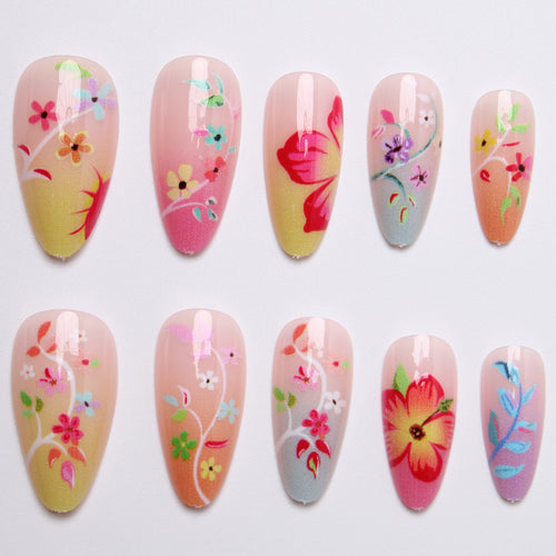 Kunstvolle Nagelspitzen mit floralen Designs Karnz