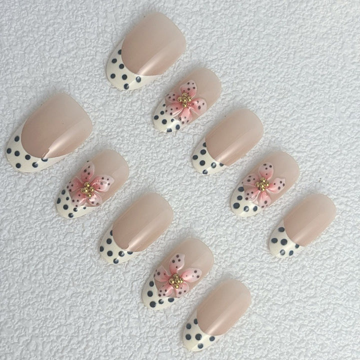Kunstnail Set mit floralen Akzenten Karnz