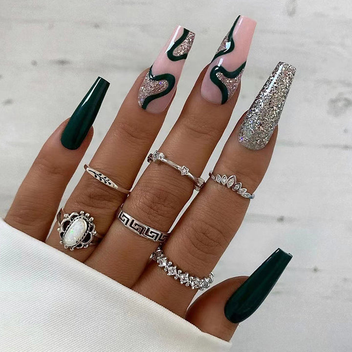 Künstliche Nagelkunst mit eleganten Glitzer- und Farbverlaufseffekten Karnz