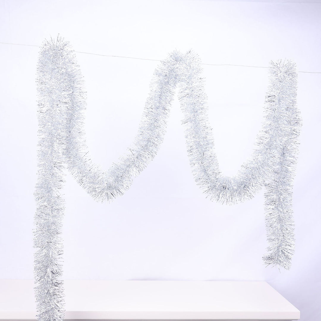 Glitzernde Weihnachtsgirlande mit Schneeflockenmotiven