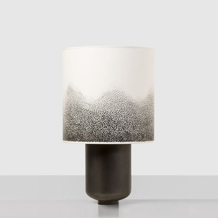 Moderne Tischlampe mit strukturiertem Schirm