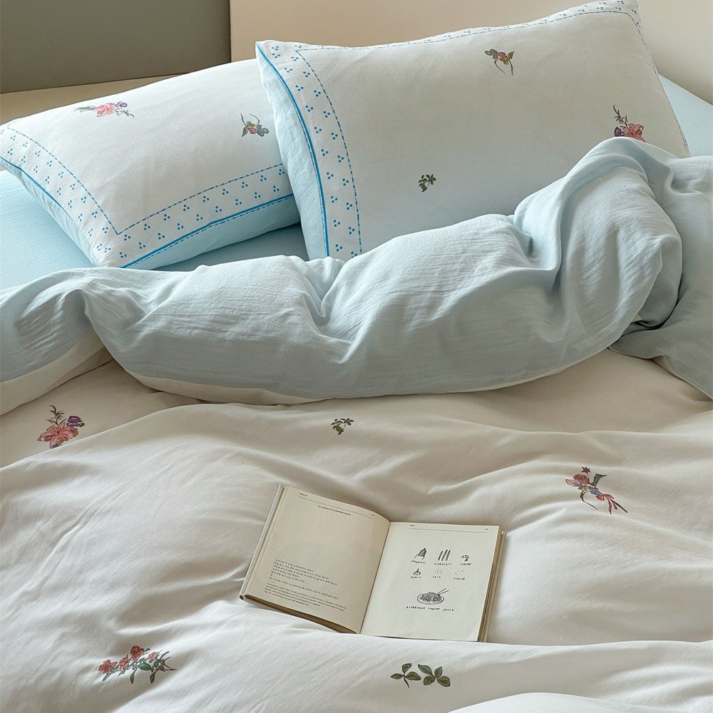 Bestickte Baumwoll-Bettwäsche mit Blumendesign und dekorativem Rand