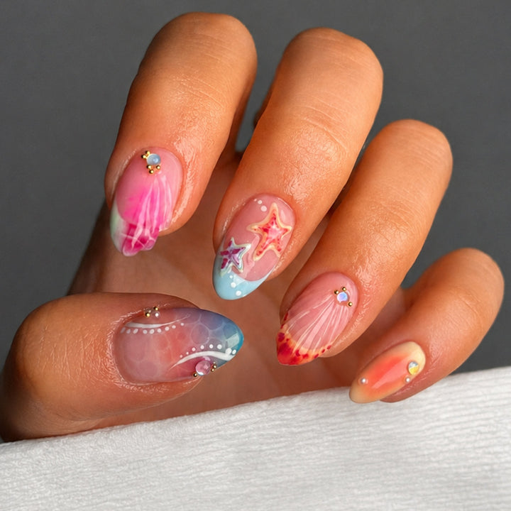 Kunstnagelset mit bunten Akzenten und effektvollen Designs Karnz