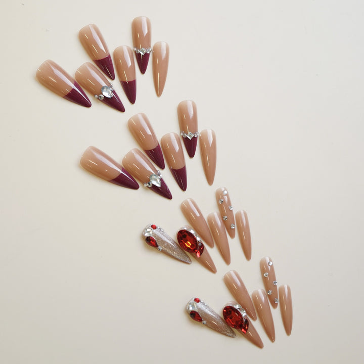 Dekoratives Stiletto Press-On Nagelset mit Strassakzenten