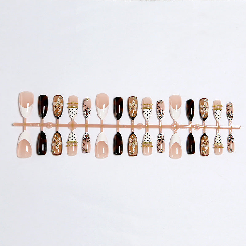 Kunstnagelset mit floralem und glamourösem Design Karnz