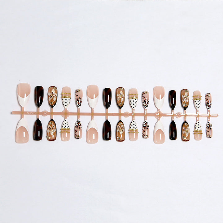 Kunstnagelset mit floralem und glamourösem Design Karnz