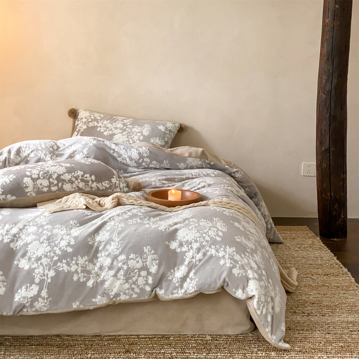 Kuschelige Bettwäschegarnitur aus Mikrofleece mit floraler Allover-Optik und Bommelbesatz