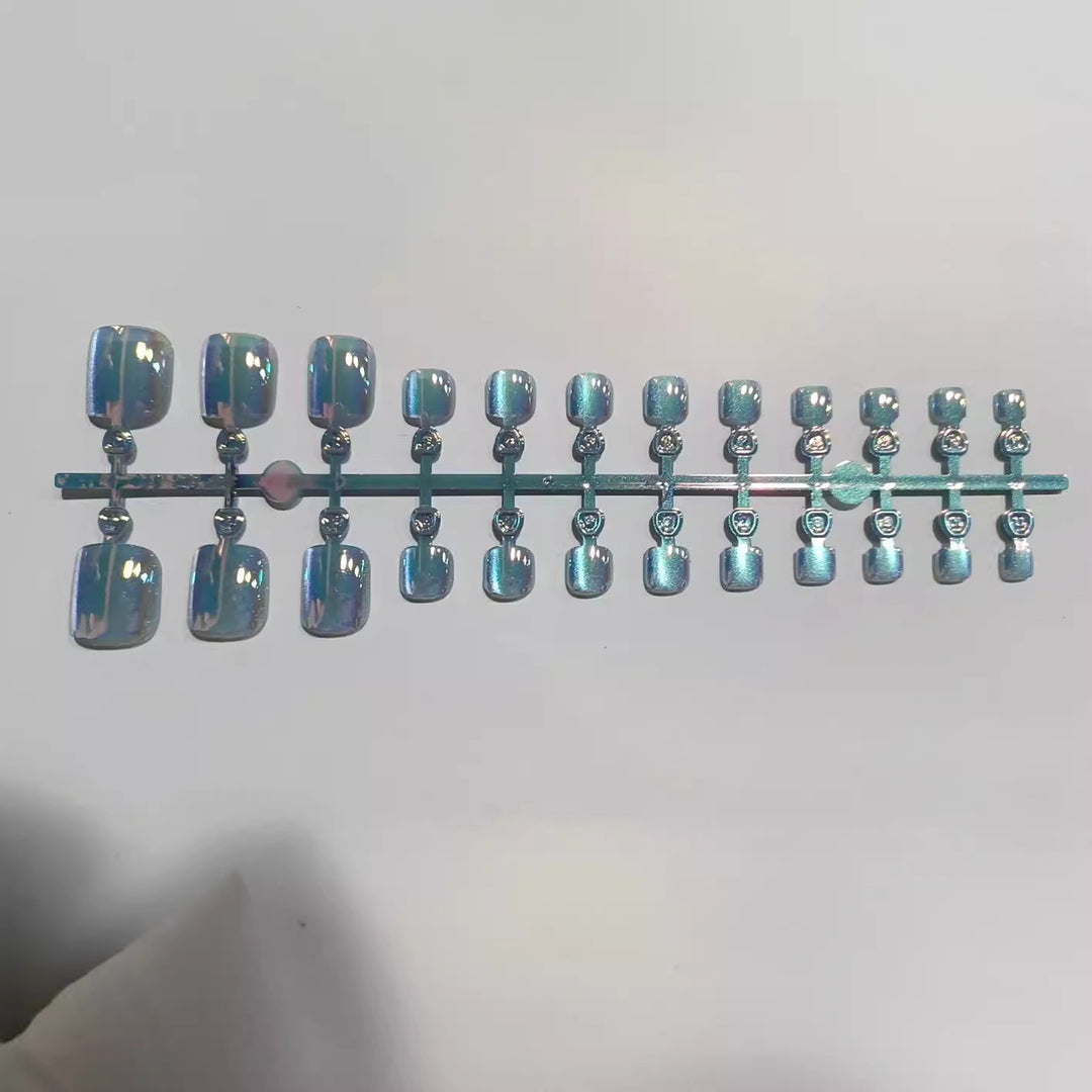 Künstlerisches Press-On-Nagelset mit irisierendem Finish Karnz
