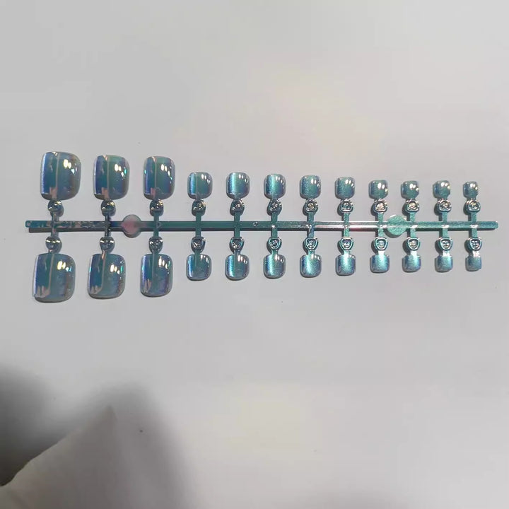 Künstlerisches Press-On-Nagelset mit irisierendem Finish Karnz