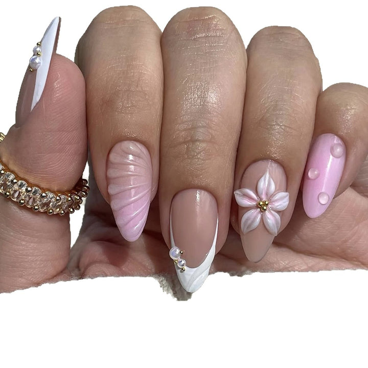 Kreatives Kunstnagelset mit floralem und schimmerndem Design Karnz