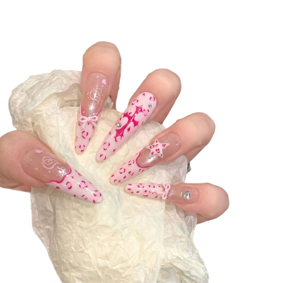 Künstlerisches Stiletto Press-On Nail Set mit Herz- und Schleifen-Design Karnz