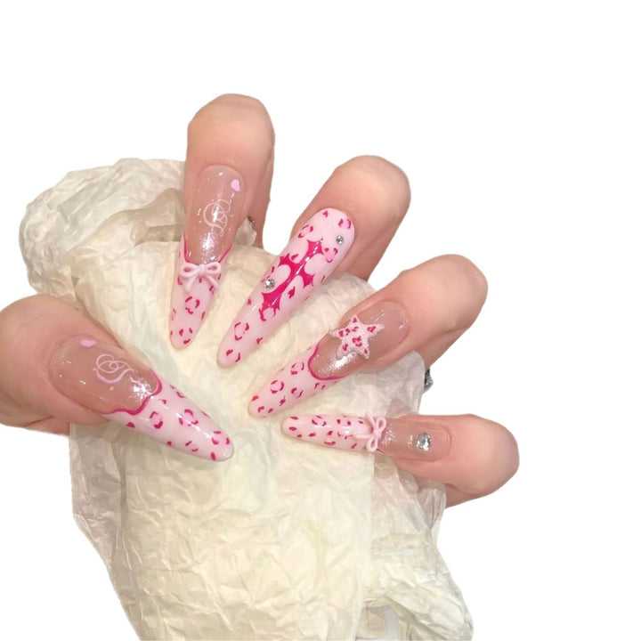 Künstlerisches Stiletto Press-On Nail Set mit Herz- und Schleifen-Design Karnz